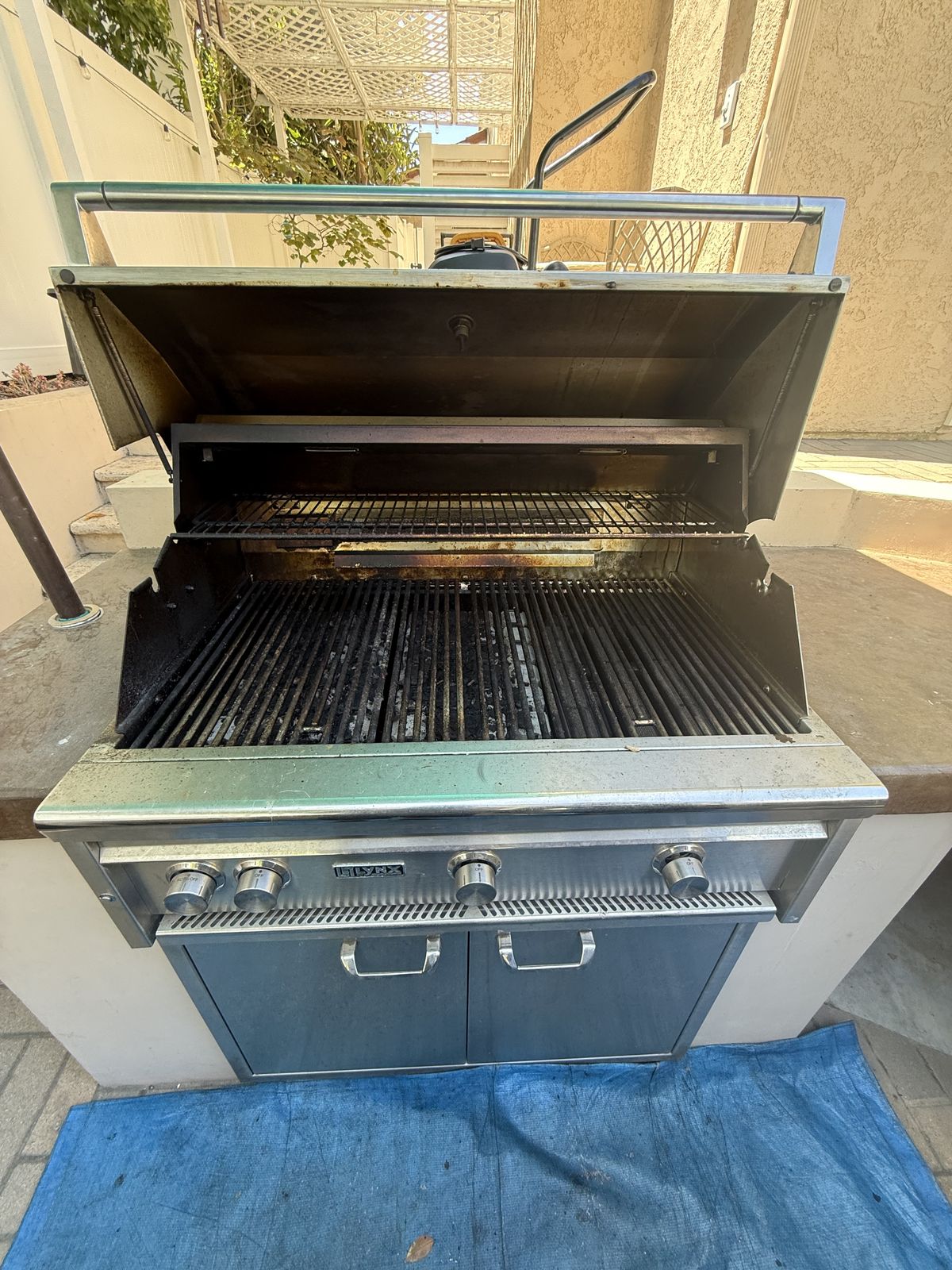 Lynx grill before cleaning